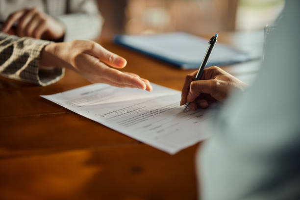 ایک شخص ایک دستاویز پر لکھ رہا ہے